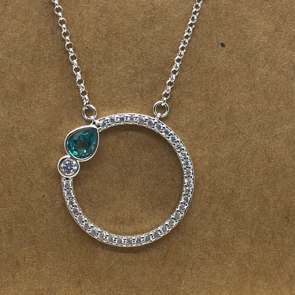 Elegant Rhodium Necklace with Green Gemstone No Bag No Tag never worn - Picture 2 of 3